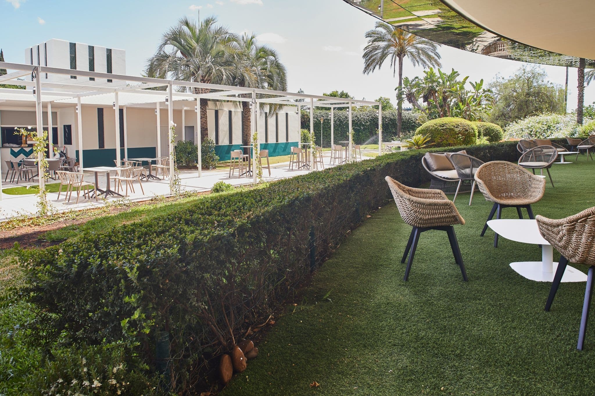 The outdoor facilities at the Sevilla Padel Experience